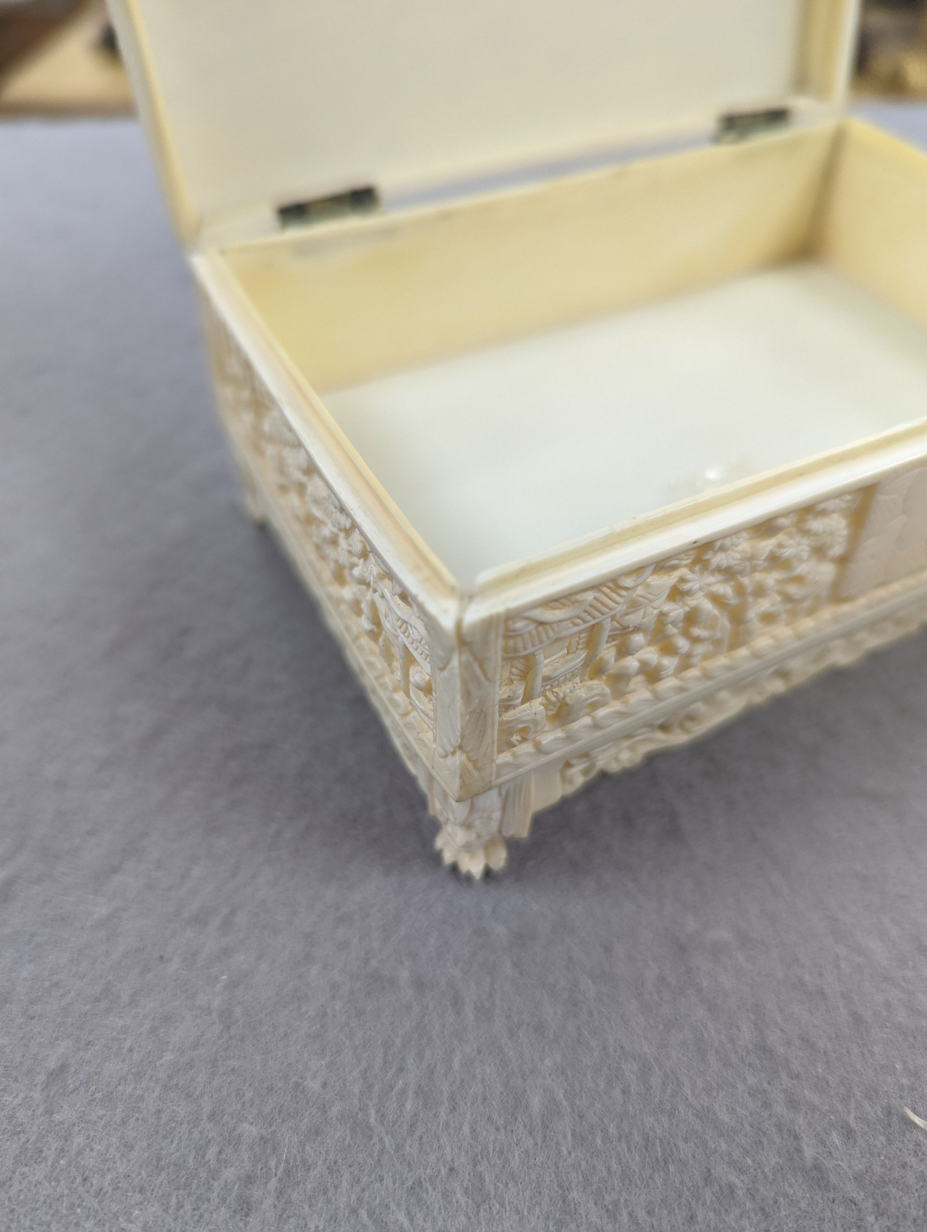 An early 20th century Cantonese carved ivory box, 12cm